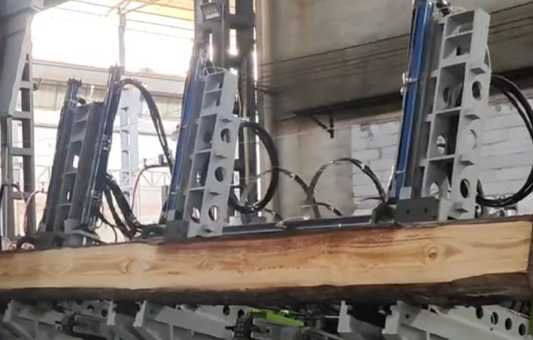 EcoWood VSM-1250 VSM-1250  Гидравлические зажимы  4 пары гидравлических зажимов бревен  Имеют гидравлический привод в двух плоскостях (вертикальной и горизонтальной)  Особенностью фиксирования бревна является возможность притягивать бревно к верти...