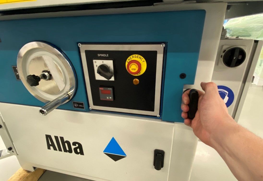 ALBA T2100SA  Фиксация шпинделя  Шпиндель жестко стопорится посредством рукоятки, удобно расположенной на передней части станка  Оператору не нужно постоянно открывать моторный отсек при смене фрез или замене шпинделя 