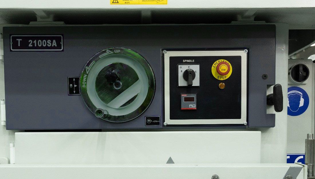 ALBA T2100SA  Панель управления  На панели расположены: переключатель звезда/треугольник включения станка, аварийный выключатель, маховик подъема / опускания шпинделя, электронный счетчик положения шпинделя и рукоятка стопора шпинделя при смене ин...