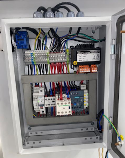 ALBA T2100SA  Электрошкаф  Имеет удобный доступ сбоку станка и дополнительно защищен от попадания пыли и грязи уплотнительной резинкой  В станке используются надежные и проверенные электроком-поненты Siemens и Shneider Electric 