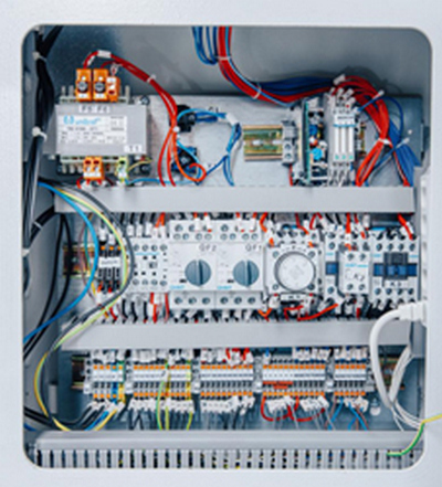 OSTERMANN ALFA 400 DIGIT  Отдельный электрошкаф  Все основные электрокомпоненты станка находятся в отдельном пылезащищенном шкафу, позволяя станку работать стабильно и без сбоев 