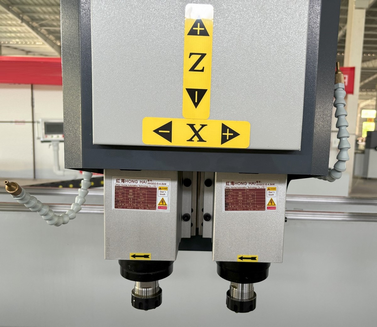 ALUMIL 1200-2MT  Шпиндель  Два шпинделя мощностью 4,5 кВт позволяют работать 2 разными инструментами и обрабатывать заготовку за одну установку без необходимости замены фрез  Частота вращения 18 000 об/мин  Тип цанги ER32 