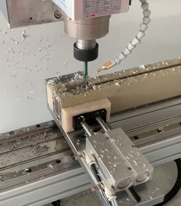 ALUMIL 1200-2MT  Система подачи охлаждающей жидкости  В комплектацию станка включена система подачи охлаждающей жидкости в виде масляного тумана, которая увеличивает моторесурс инструмента, чем улучшает качество фрезерования 