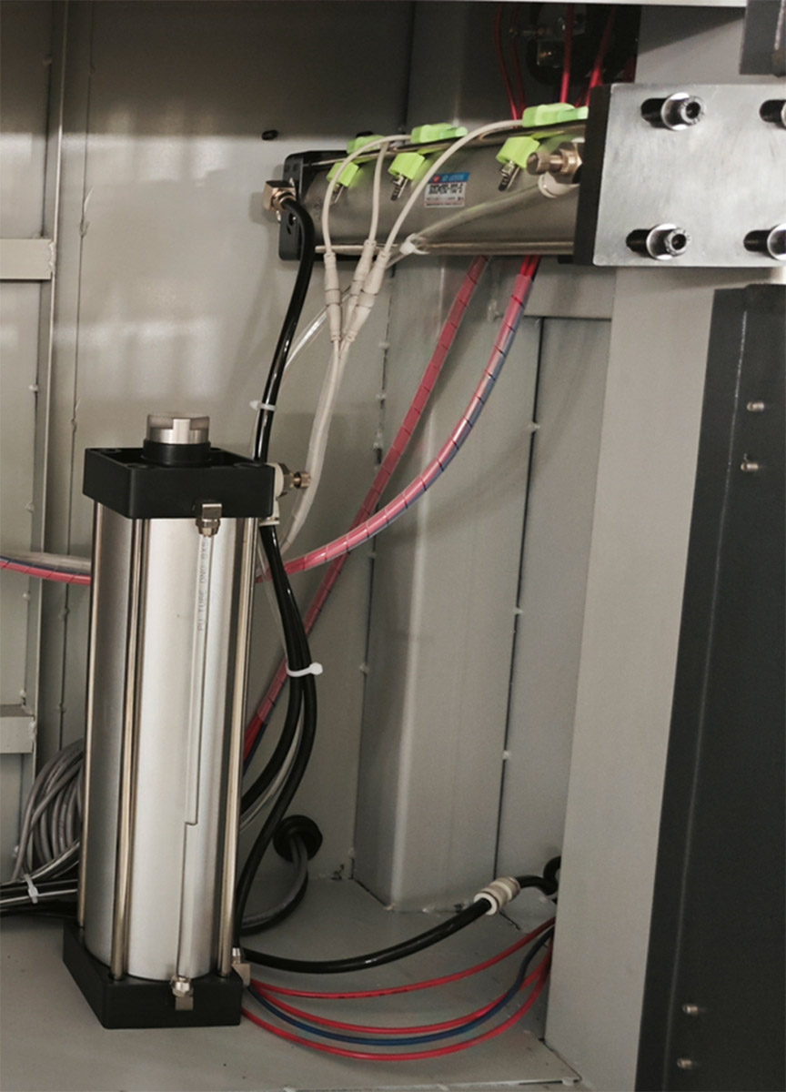 ALUMIL 1200-2MT  Пневматический механизм поворота стола  Одной из ключевых особенностей станка является поворот рабочего стола с помощью пневматического механизма, который позволяет изменять положение рабочего стола на углы: -90°/ 0° / 90°  Это да...