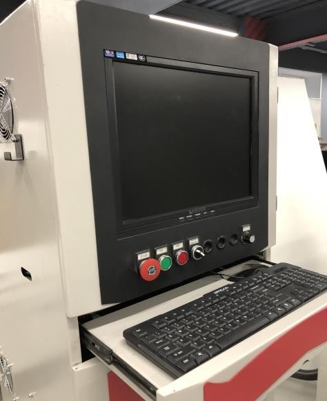 Beaver 12D4 AUTO  Стойка управления  Станок укомплектован стойкой управления с компьютером, программным обеспечением ArtCam и системой управления NC Studio  Станок по усмотрению завода- изготовителя может быть укомплектован двумя типами стоек 