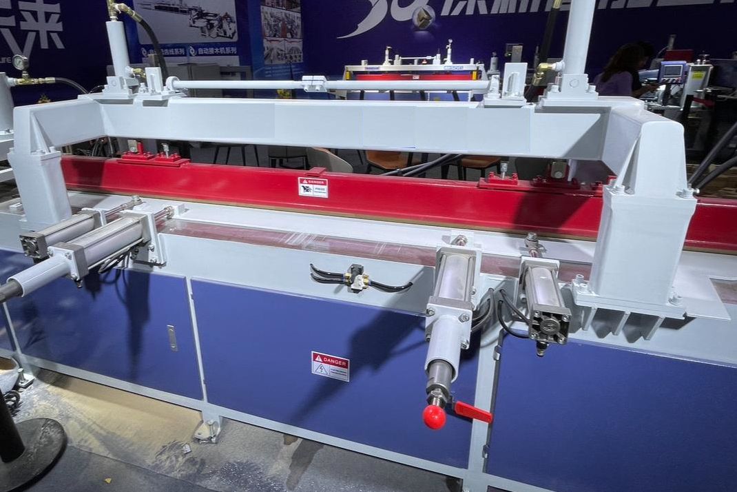 Beaver 150-3 Speed  Фиксация заготовки при прессовании  Стабильная фиксация в горизонтальной плоскости 2-мя пневмоцилиндрами и сверху мощной прижимной балкой с 2 – мя гидроцилиндрами 