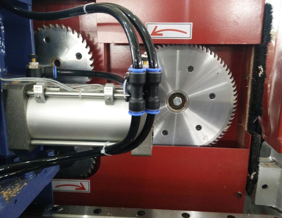 Beaver 150-3 Speed  Основные и подрезные пилы  Позволяют формировать заплечики на заготовках, необходимые	при дальнейшем их использовании в производстве мебельного клееного щита  Имеют независимые электродвигатели 