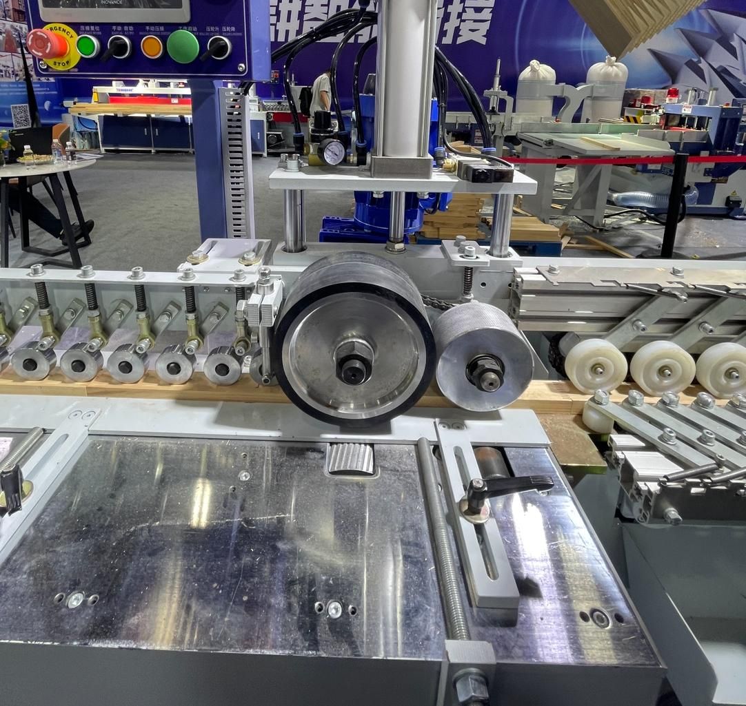 Beaver 150-3 Speed  Подпрессовочный узел  Приводные скоростные подающие вальцы большого диаметра сверху и снизу заготовки  Подача ламелей с предварительным наживлением на минишип в пресс сращивания осуществляется с помощью приводной ленты с механи...