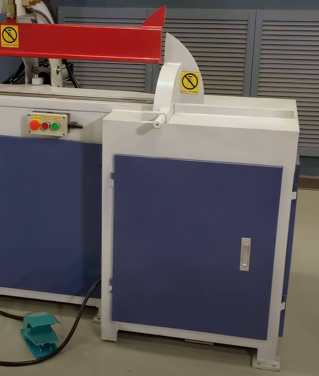 Beaver 6000/160  Торцовочный узел  После достижения необходимой длины заготовка торцуется в размер пильным диском с нижним подъёмом  При помощи педали обеспечивает безопасность оператора в процессе работы 