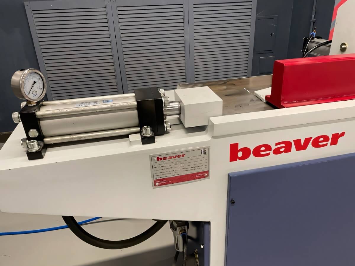 Beaver 6000/160  Мощный гидроцилиндр  Создает усилие прессования до 6,5 тонн  Благодаря такому усилию сращённая заготовка имеет максимальную прочность в местах соединения на минишип 