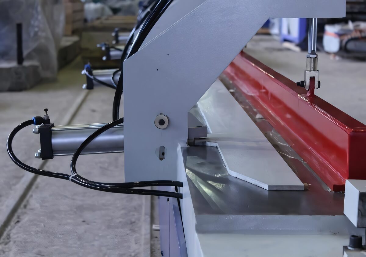 Beaver 6000/160  Боковые толкатели  Оснащены мощными пневмоцилиндрами с рабочим ходом до 150 мм для быстрой выгрузки сращённой заготовки из зоны прессования 