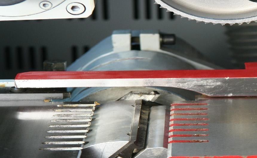 Beaver 523 Pro  Боковая линейка  На первый горизонтальный шпиндель устанавливается пазовая фреза и специальная линейка  Это позволяет формировать на заготовке сразу две базовых поверхности, что значительно повышает точность и качество обработки  Т...