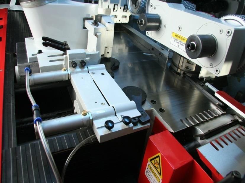 Beaver 523 Pro  Боковой прижим  Боковой прижим, установленный напротив правого вертикального шпинделя с пневматической регулировкой  Позволяет деликатно обрабатывать заготовки небольших сечений, исключая их повреждение 