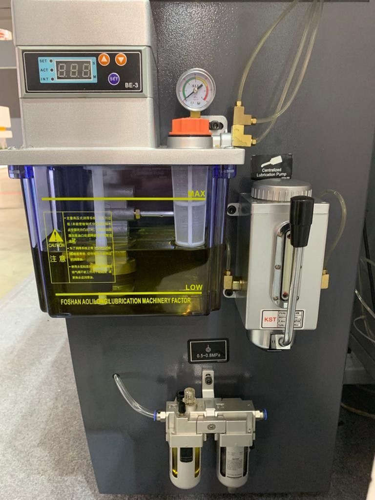 Beaver 523 Pro  Централизованная система смазки  Централизованная система смазки позволяет дистанционно осуществлять смазку узлов станка с помощью ручного насоса  При этом снижается время, затрачиваемое на обслуживание станка  Имеется  отдельная а...