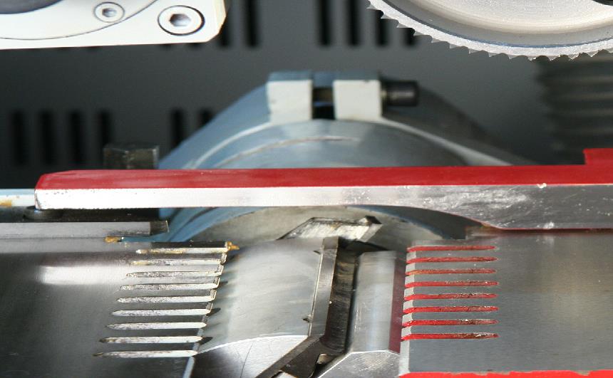 Beaver 723R  Боковая линейка  На первый горизонтальный шпиндель устанавливается пазовая фреза и специальная линейка  Это позволяет формировать на заготовке сразу две базовых поверхности, что значительно повышает точность и качество обработки  Такж...