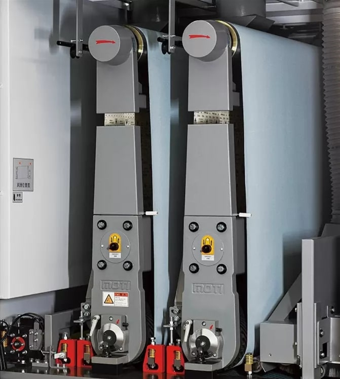 Motimac SFR-R 1300VH  Шлифовальные узлы  Станок оснащен 2-мя шлифовальными узлами: мягкие валы жесткостью 26 шор увеличенного диаметра 215 мм  Данная конструкция позволяет идеально огибать рельеф заготовки и осуществлять высококачественное шлифова...