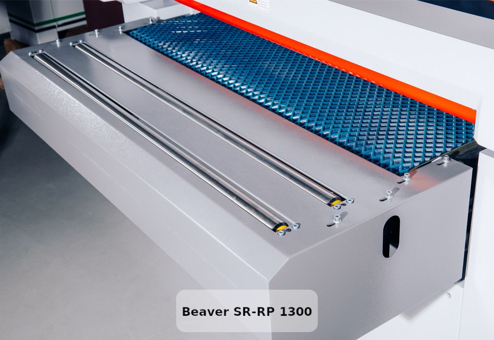 Beaver SR-RP 700  Расширение стола на входе с роликами  Позволяет удобно базировать длинномерные заготовки, облегчает их подачу в станок, исключает свисание заготовок, что повышает качество обработки 