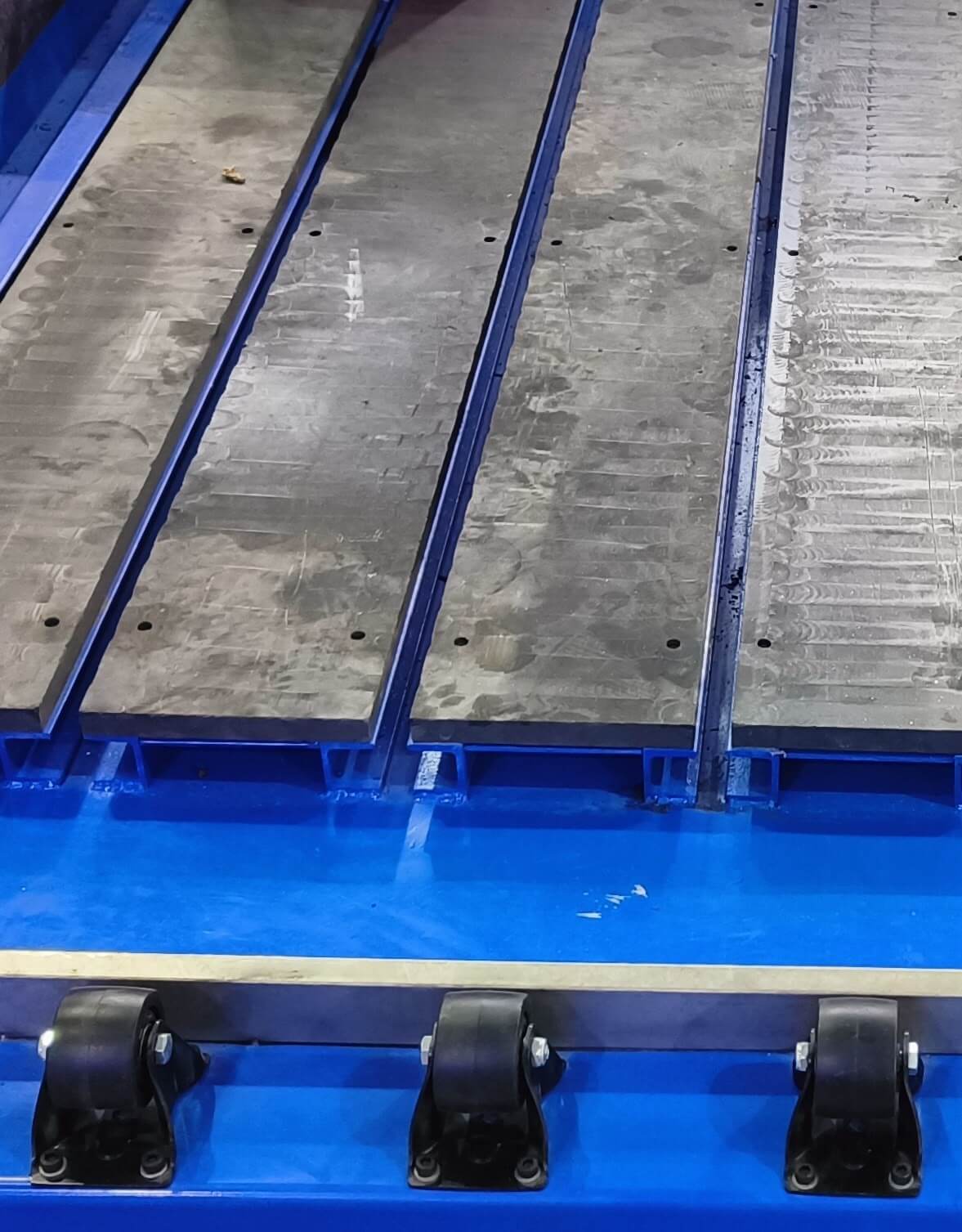 Beaver STONE 1325 PRO  Стальные пластины рабочего стола с «T» пазами  Обеспечивается надежный механический зажим обрабатываемых заготовок  Рабочий стол дополнительно покрыт упрочненным капролоном, а также по бокам обшит листами из нержавейки для з...