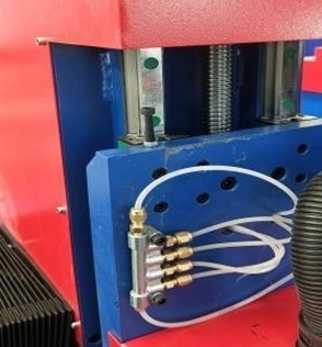 Beaver STONE 1325 PRO  Шариковинтовая пара по оси Z  За счет полного исключения люфта обеспечивается высокоточное перемещение портала, суппорта и шпинделя по оси Z при выполнении обработки по программе с использованием ЧПУ сложных изделий с высоко...