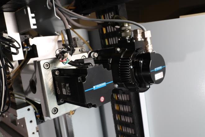 Beaver SWIFT  Серводвигатели Yaskawa  Установленные на каждом узле для перемещения по осям X, Y и Z, обеспечивают высокоточное позиционирование шпинделя (до 0,001 мм) в соответствии с заданной программой при высокой скорости перемещения до80 м/мин...