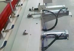 Beaver 150/6D Standart 150/6D Standart  Боковой прижим плети  Прижим, перемещенной в зону прессования плети, осуществляется боковой линейкой с помощью пневмоцилиндров по всей плоскости заготовки к выдвижному упору  Обеспечивается надежное базирова...