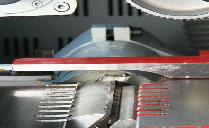 Beaver 620  Боковая линейка  На первый горизонтальный шпиндель устанавливается пазовая фреза и специальная линейка  Это позволяет формировать на заготовке сразу две базовых поверхности, что значительно повышает точность и качество обработки  Также...