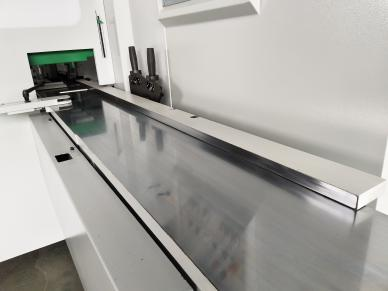 Beaver 626 BIG  Хромированный стол  Подающий и рабочий столы прошли	специальную термическую обработку для достижения максимальной прочности и покрыты толстым слоем твердого хрома (0 3 мм) для достижения повышенной износоустойчивости  Полированная ...