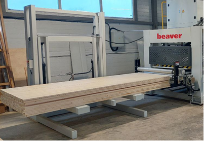 Beaver HF-3 HF-3  Система выгрузки готового изделия  Металлические приводные ролики для вывода щита из зоны прессования  Автоматический гидравлический приемный стол для складирования готовых щитов 