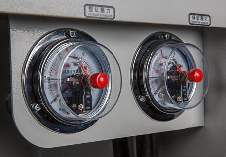 Beaver HF-3 HF-3  Давление боковых цилиндров  Давление регулируемое, как с пульта, так и механическим способом в зависимости от требуемого - для склеивания разных пород древес  Beaver HF-3 HF-3 ины  С контролем на пульте управления и на датчиках д...