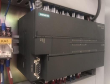 640 Heavy  Электрокомпаненты ведущих мировых производителей BB, SIEMENS, SCHNEIDER  Инвертор на системе подачи с уменьшенным минимальным значением скорости и диапазоном скоростей 4 - 20 м/мин  Позволяет плавно настроить скорость подачи крупных заг...