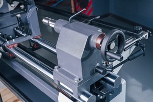 OSTERMANN CL 1200 Standart  Задняя бабка  Массивный чугунный задний центр обеспечивает надежную фиксацию заготовки в процессе обработки  Возможность установки 3-х кулачкового патрона позволяет устанавливать сверла и расширить функционал станка  Пи...