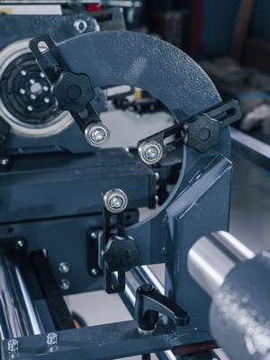 OSTERMANN CL 1200 Standart  Неподвижный люнет  Входит в комплект поставки и служит для дополнительной фиксации заготовки в процессе обработки  Это увеличивает жесткость заготовки при обработке и повышает качество получаемой продукции 