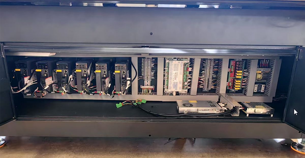 Filato DIGICUT 1610 BF  Шкаф с электрокомпонентами  Шкаф управления станком встроен внутрь станины, это позволяет экономить место в цеху  Оснащен всеми необходимыми комплектующими скомпонованными в единый блок, изолированный от вибраций, перегрева...