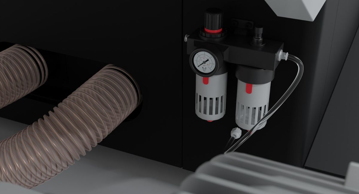 Filato DIGICUT 1610 BF  Узел подготовки сжатого воздуха  Позволяет обеспечить необходимое количество и качество сжатого воздуха на входе в станок  Узел отделяет влагу, которая оказывает негативное воздействие на пневматические системы станка и в ц...