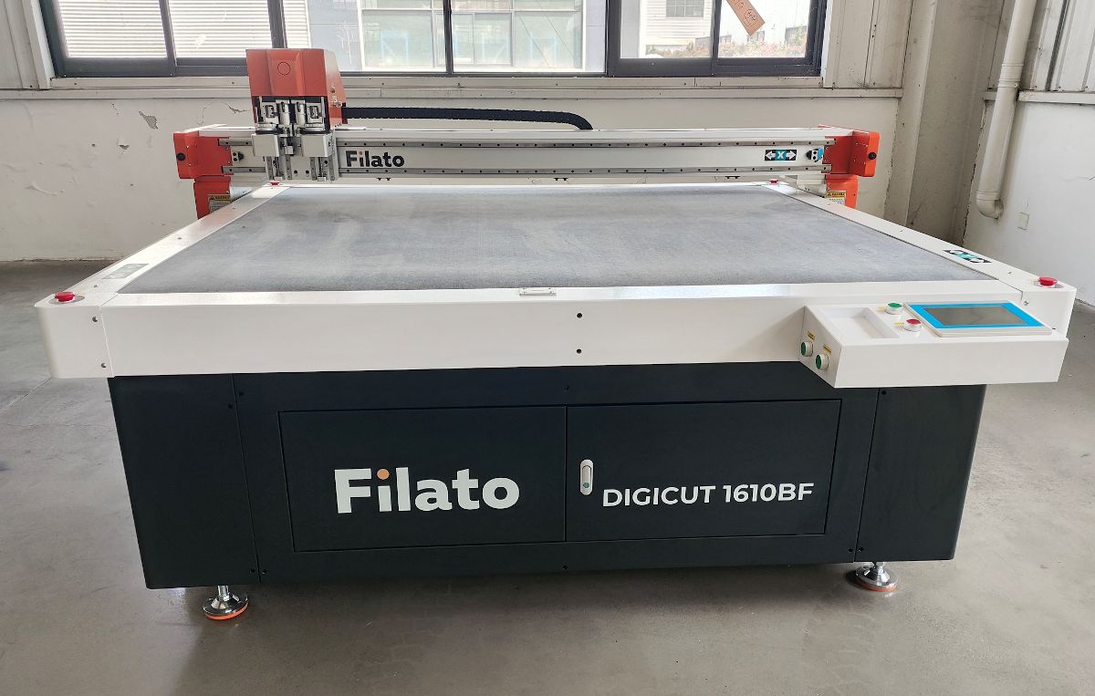 Filato DIGICUT 1610 BF  Регулируемые опорные площадки  Каждый станок в базовой комплектации оснащается шестью регулируемыми опорными площадками, благодаря им станина станка четко выставляется относительно горизонтальной поверхности, даже если  ест...