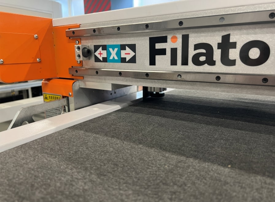 Filato DIGICUT 1625 B  Опоры портала  Портал установлен на мощные опоры из авиационного алюминия, увеличивающие жесткость конструкции портала, а также повышающие устойчивость к деформациям  Широкая опорная площадка имеет большую площадь контакта д...