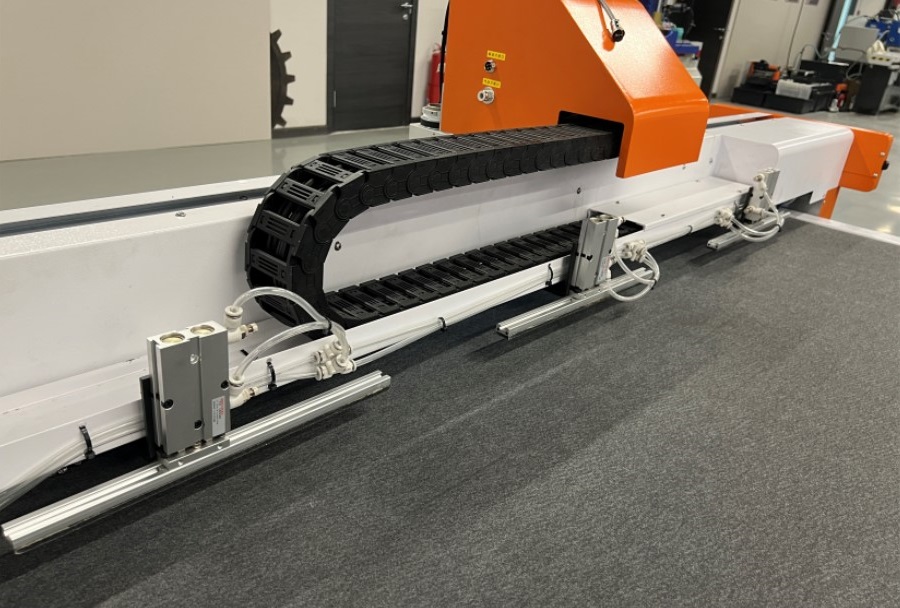 Filato DIGICUT 1625 B  Автоматическая загрузка материала  Подача материала осуществляется в автоматическом режиме за счет прижима материала к столу балкой, оснащенной пневматическими цилиндрами и перемещением войлочного полотна по принципу конвейе...