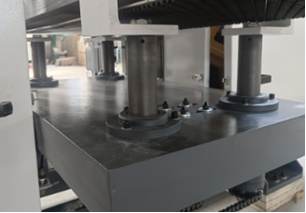 EcoWood-400P  Мощные опоры стола  Рабочий стол перемещается по четырём мощным цилиндрическим опорам, что обеспечивает высокую точность пиления и исключает перекос стола 