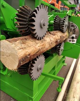 EcoWood 680C  Система подачи  Специально разработанный прижимной механизм обеспечивает необходимое и достаточное давление для бесперебойной подачи бревен  Блок рябух, в отличие от всех конкурентов, синхронизирован с помощью зубчатых соединений, чт...