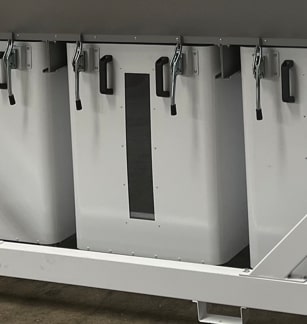 EcoWood FPC-6500 GEN2  Металлические контейнеры накопители  От одного до четырех контейнеров накопителей объемом 380 л каждый  Для установки контейнеров предусмотрены направляющие  Контейнеры имеют колесную платформу, удобное герметичное крепление...