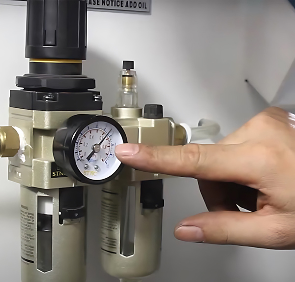 EcoWood LH1600-1  Блок подготовки воздуха  Позволяет подавать в станок воздух, прошедший очистку и подготовку  Исключает возникновение неисправностей в пневмосистеме, продлевает ресурс пневматических компонентов  Оснащен барометром 