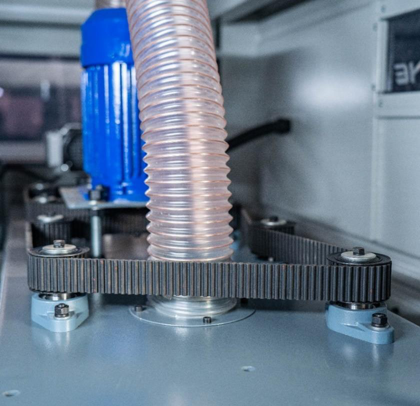 EcoWood 1000 V2.0  Ременной привод  Снижает рывки и гасит вибрации, работает значительно тише цепного привода и имеет более высокое КПД  Не требует смазки, что упрощает обслуживание  Замена ремня в отличии от цепи быстрая и легкая процедура 