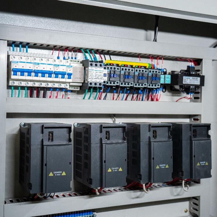 EcoWood 1000 V2.0  Электрокомпоненты  Отличаются надежностью и ремонтопригодностью при замене легко найти нужный элемент по каталожному номеру  Электрошкаф аккуратно собран и вынесен в отдельный блок для лучшей защиты от пыли 