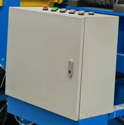 EcoWood LS LS-100  Пульт управления  Эргономичный и интуитивно понятный пульт управления, интегрированный в электрошкаф  Управление всему узлами станка с одного поста  Электрическая часть от ведущего производителя CHiNT 
