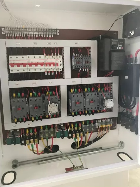 EcoWood MBC-220  Электрооборудование  При производстве станков используются только качественные электронные компоненты проверенных производителей  Электрические цепи имеют надлежащие системы безопасности 