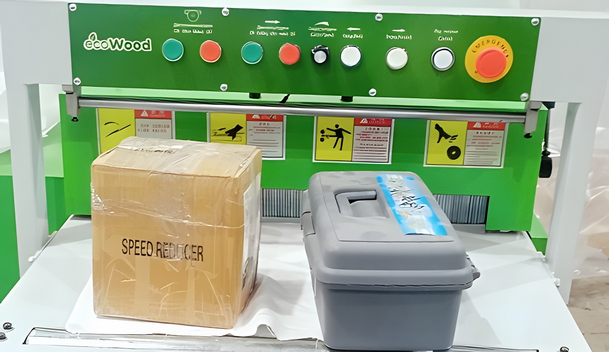 EcoWood MRS-60  Пульт управления  Удобный и понятный пульт управления, позволяет оперативно управлять всеми функциями станка  Со станком поставляется ящик с ЗИП, ключами и комплектом проставочных колец 