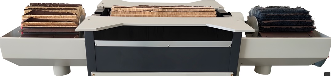 EcoWood SB-3  Рабочие узлы  Станок имеет три узла, что позволяет: Использовать три разных щетки с различной зернистостью Центральный барабан с увеличенной рабочей зоной 600 мм Использовать их по отдельности, как три раздельных рабочих места 