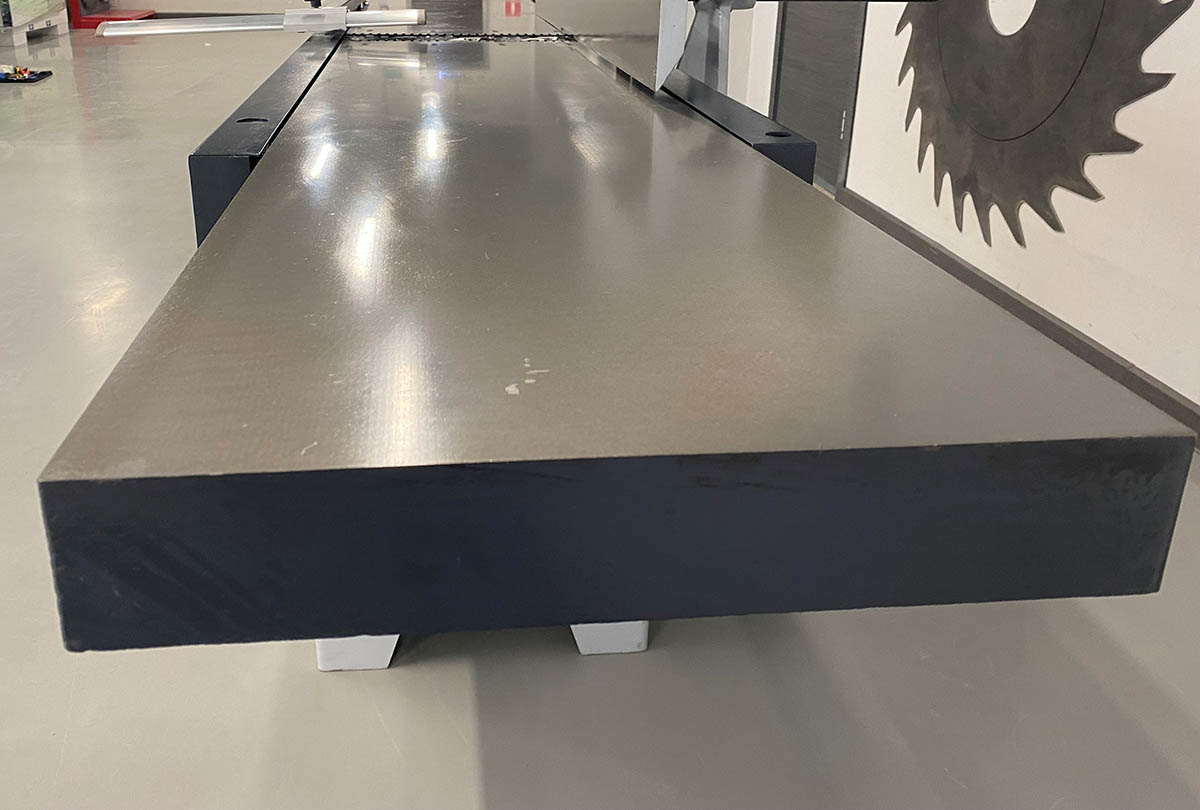 EcoWood SF 400D Nova  Чугунные литые столы  Массивные столы длиной 2500 мм отлично гасят вибрацию и являются хорошей базой, что повышает качество обрабатываемых деталей  Столы имеют ребра жесткости 