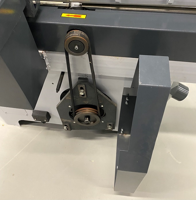 EcoWood SF 400D Nova  Привод ножевого вала  Привод ножевого вала от электродвигателя посредством 2-х ремней  Ремни и шкивы закрыты открывающимся защитным кожухом 