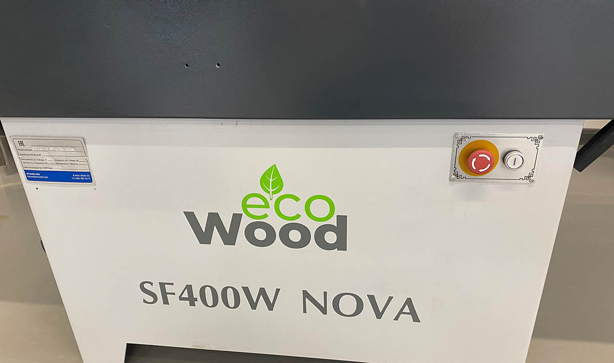 EcoWood SF 400W Nova  Кнопки включения/выключения  На передней панели расположены кнопки включения и выключения станка 